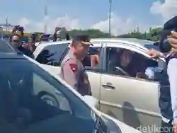 Kapolri Sapa dan Berikan Bingkisan kepada Pemudik di Tol Kalikangkung